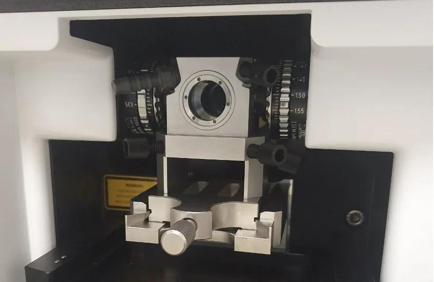 Small sample chamber for live imaging