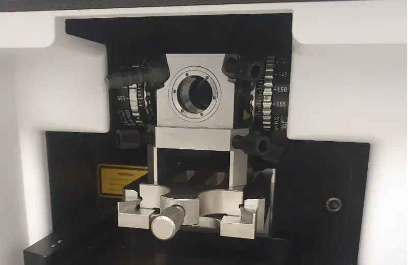 Small sample chamber for live imaging